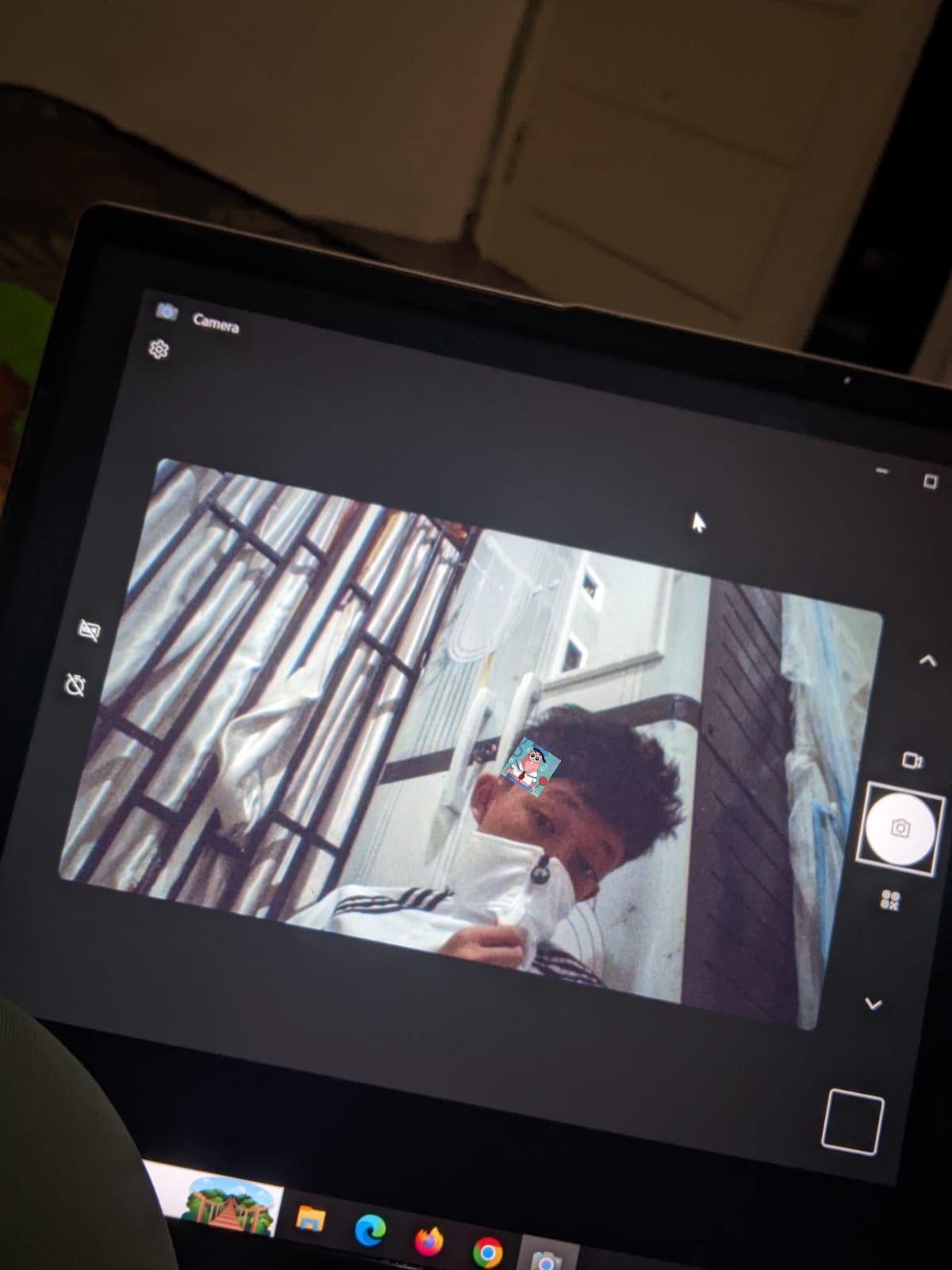 Layar tablet menampilkan antarmuka aplikasi kamera
